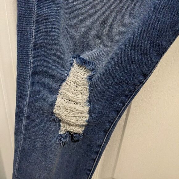 FRAME | Le Skinny De Jeanne Distressed Skinny Jeans in Stanwell - Picture 9 of 10